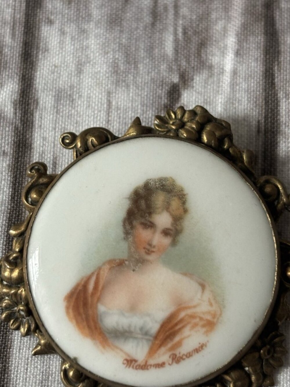 Antique Vintage Porcelain Portrait Pin Brooch Beautiful Lady Ornate Metal Edge - Picture 5 of 9